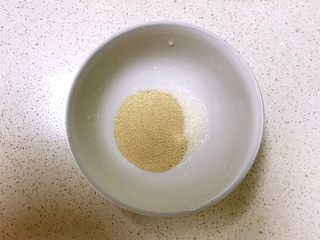 3、火腿发面饼,在白沙糖里加入酵母