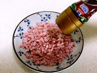9、火腿发面饼,把火腿切成小丁，加入现磨的黑胡椒粉
