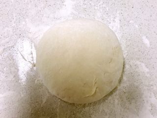 12、火腿发面饼,揉成光滑的面团