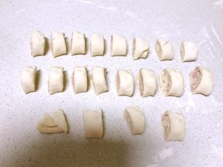 17、火腿发面饼,切成2㎝厚的小段