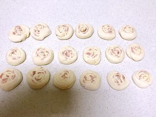 19、火腿发面饼,用手轻轻压成1㎝厚的小饼