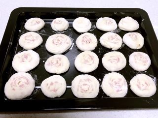 20、火腿发面饼,把小饼坯放入盘中二次饧发15分钟