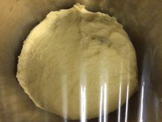 3、披萨包,盖上保鲜膜,室温28度发酵1小时左右