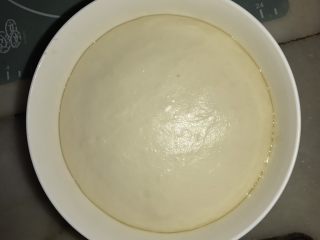 4、披萨包,我是放在冰箱发酵一晚。冰箱发酵的面团取出复温。室温发酵的直接排气