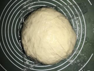 5、披萨包,排气后揉圆盖保鲜膜醒发15分钟