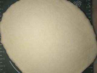 7、披萨包,桌上洒高粉,将面团擀成薄片