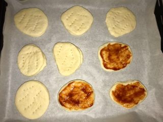 10、披萨包,做好后将每个小圆饼用叉叉几下,涂上番茄酱