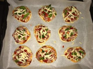 12、披萨包,加入培根、青椒、红椒,表面再放一些芝士。入烤箱13分钟即可