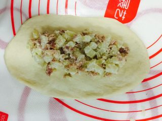 15、土豆沙拉包,放入之前做好的土豆培根沙拉