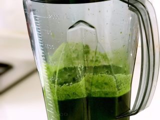 2、素味五彩便当,菠菜放入破壁机加少许水搅打成汁