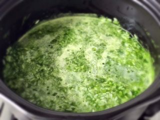 3、素味五彩便当,提前将米洗净浸泡一晚，将米饭分成两部分，一部分滤水后将菠菜汁倒入混合，视情况看要不加水，水刚好没过大米即可，然后直接开火熬饭，中火看冒气后，关小火焖15分钟即可（用电饭煲也可以，水量一样的）。