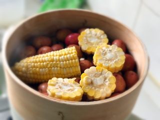 6、素味五彩便当,小土豆和玉米上锅蒸熟待用。