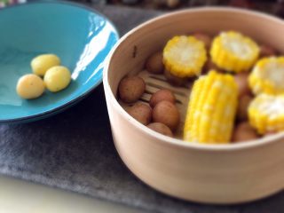 9、素味五彩便当,小土豆蒸熟后剥皮并压成泥，趁热加入黄油、盐和黑胡椒。