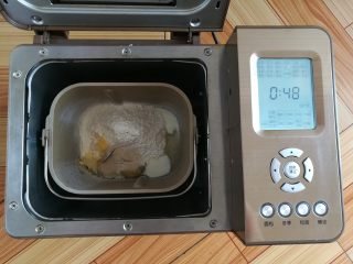 2、缤纷水果披萨,主配方中所有的食材放入面包机里发面48分钟（发面包括和面和一次发酵）