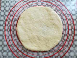 7、缤纷水果披萨,取一个大面团擀成8寸圆形面团