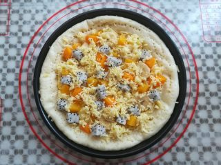 16、缤纷水果披萨,水果粒上再放上适量的马苏里拉奶酪碎