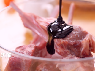 2、意式香煎羊排,羊肉上倒入意大利黑醋