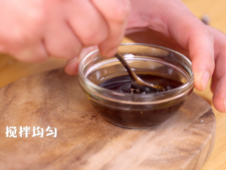 10、意式香煎羊排,用黑醋、盐、橄榄油和少许蜂蜜调一份沙拉酱