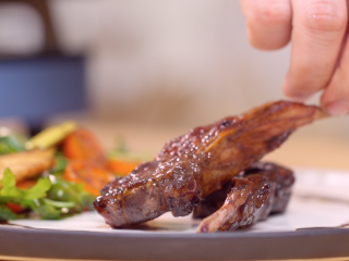 12、意式香煎羊排,将煎好的羊排交叠放入盘中