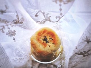 9、绵软红豆包(普通面粉 健康少油),日式红豆包的造型 不一样的配方和味道~