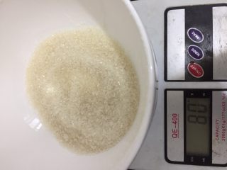 6、桂花玉米粉重阳糕,白糖80g过秤，不喜欢太甜的可适当减量。