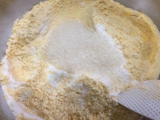 7、桂花玉米粉重阳糕,将白糖，玉米粉，糯米粉一起搅拌均匀。