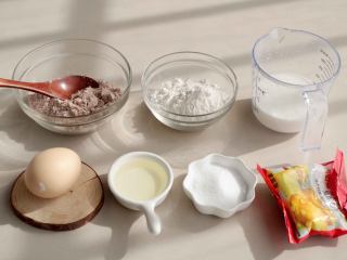 1、高粱面松饼,准备好所需食材:高粱面60g 普通面粉40g 牛奶100ML 鸡蛋1个 色拉油20g 细糖15g 泡打粉1g