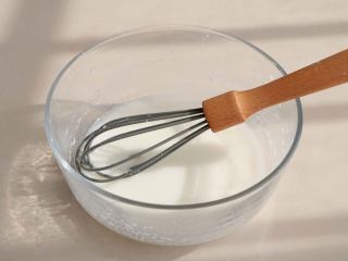 2、高粱面松饼,色拉油、牛奶混合倒入大碗里,用手动打蛋器充分搅打均匀