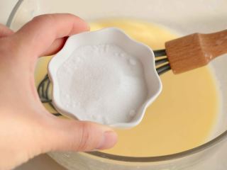 3、高粱面松饼,鸡蛋液混合物里放入细糖,再次搅拌均匀至糖与液体完全融合