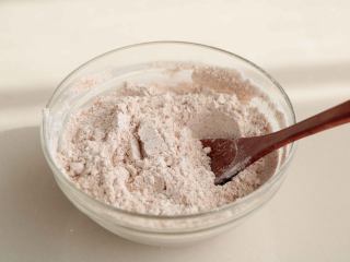 4、高粱面松饼,普通面粉、高粱面粉放入大碗里,混合均匀