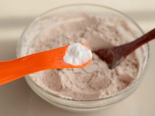 5、高粱面松饼,加入1小勺泡打粉混合均匀