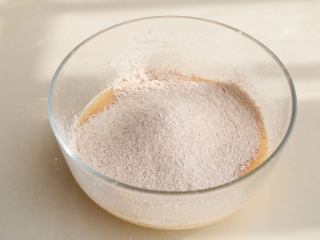 6、高粱面松饼,面粉混合物分次筛入液体混合碗里