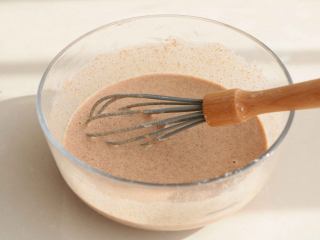 7、高粱面松饼,用手动打蛋器称Z字形拌均匀,Z字形拌的方式可避免面粉起筋