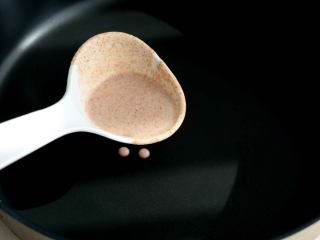 8、高粱面松饼,平底锅不粘锅不需要预热,直接舀入一小勺面糊