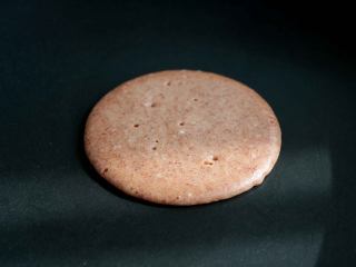 9、高粱面松饼,开中小火盖上锅盖,煎至饼的表面开始出现很多小洞时