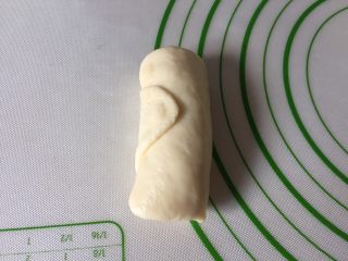 9、肉松小面包,自下而上卷起来，注意披萨酱和肉松不要漏出来。