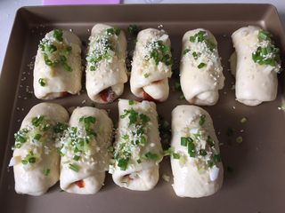 12、肉松小面包,撒葱花和白芝麻。