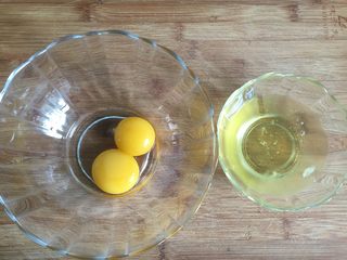 1、原味泡芙（卡仕达酱版）,1.先制作卡仕达酱，将蛋黄蛋白分离；