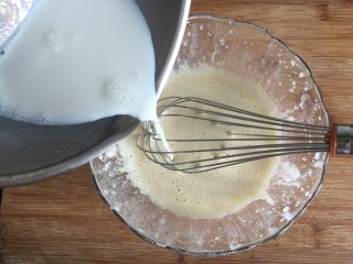 5、原味泡芙（卡仕达酱版）,5.先倒三分之一到面糊里，边倒边快速搅拌均匀，再将剩下的全部倒进去搅拌均匀；