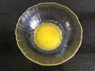 9、原味泡芙（卡仕达酱版）,9.接着来做泡芙，将泡芙配方中的黄油放进微波炉高火叮一分钟融化成液体，也可以隔热水融化，随自己方便哈；