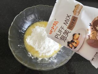 11、原味泡芙（卡仕达酱版）,11.倒入易小焙泡芙预拌粉，搅拌均匀后用电动打蛋器搅打2分钟；