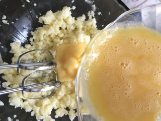 12、原味泡芙（卡仕达酱版）,12.分3次加入全蛋液，每次都要搅打均匀完全融合后再继续加蛋液，全部搅打均匀后用电动打蛋器高速搅打5分钟至面糊非常浓稠状态；