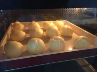 13、原味泡芙（卡仕达酱版）,13.将面糊装入裱花袋挤出一个个小面团或者直接用勺子舀，面团与面团直接要空出2-3厘米左右的空间，以免膨胀后粘在一起，放进预热好的烤箱，中层
