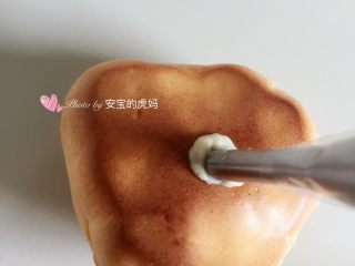 14、原味泡芙（卡仕达酱版）,14.烤好的泡芙冷却后，就可以将卡仕达酱用泡芙嘴挤入泡芙内里。