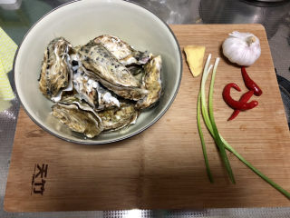 1、蒜蓉生蚝,食材合照：生蚝十个，蒜一头，姜一小块，小米辣三个，小葱三根