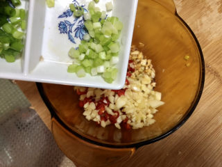 8、蒜蓉生蚝,加入姜末小米辣葱白