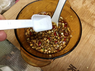 13、蒜蓉生蚝,尝下咸淡，如果觉得淡，可以补充一点食盐