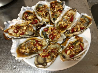 15、蒜蓉生蚝,把调味汁连同姜蒜浇在生蚝上