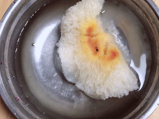1、冬日暖心菜 白果莲藕银耳汤（健脾养颜）,提前将银耳浸泡3小时。