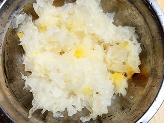 5、冬日暖心菜 白果莲藕银耳汤（健脾养颜）,将银耳撕成小块儿待用。